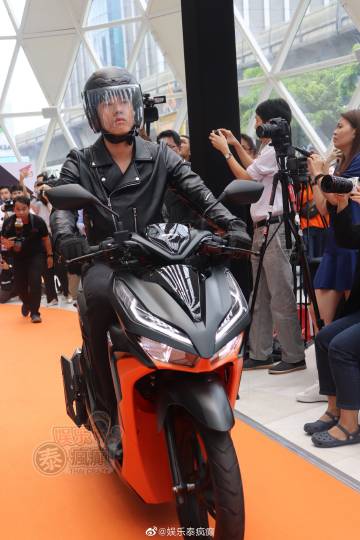 Mario Maurer皮衣机车代言秀腹肌引尖叫 自曝赴港拍动作片被敬业程度震撼