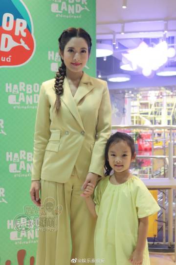 Aff Taksaorn携女儿“新年”出席活动分享育儿日常 考虑未来举办粉丝见面会引关注