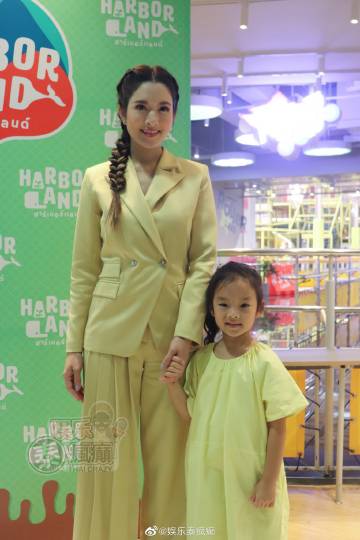 Aff Taksaorn携女儿“新年”出席活动分享育儿日常 考虑未来举办粉丝见面会引关注