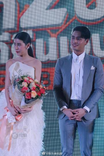 Punjan Prama、Esther主演电影《Love Battle》举行发布会 Punjan因言论风波公开致歉 Ken P送花力挺