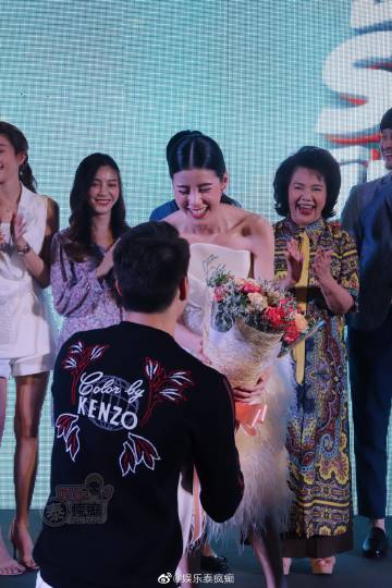 Punjan Prama、Esther主演电影《Love Battle》举行发布会 Punjan因言论风波公开致歉 Ken P送花力挺