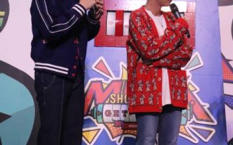 Off Jumpol与Gun Atthaphan合体活动互动甜蜜 亲后颈画面引热议新剧《恋爱传播学》开播