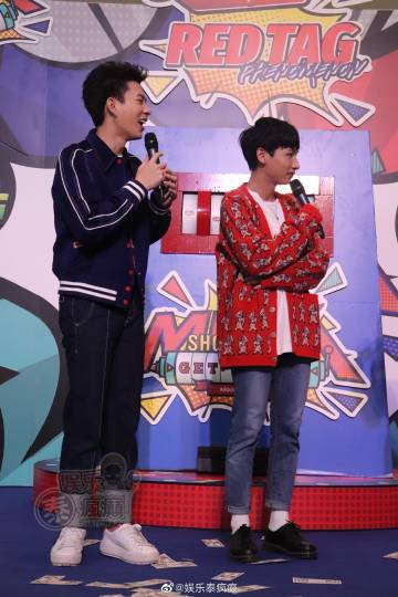 Off Jumpol与Gun Atthaphan合体活动互动甜蜜 亲后颈画面引热议新剧《恋爱传播学》开播