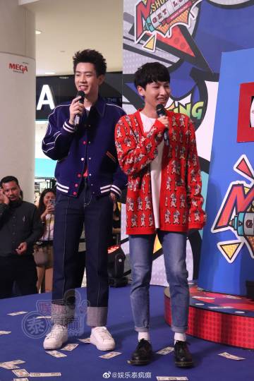 Off Jumpol与Gun Atthaphan合体活动互动甜蜜 亲后颈画面引热议新剧《恋爱传播学》开播