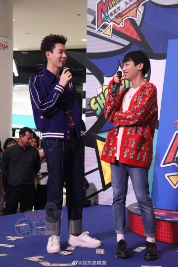 Off Jumpol与Gun Atthaphan合体活动互动甜蜜 亲后颈画面引热议新剧《恋爱传播学》开播