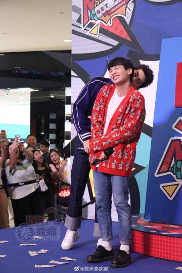 Off Jumpol与Gun Atthaphan合体活动互动甜蜜 亲后颈画面引热议新剧《恋爱传播学》开播