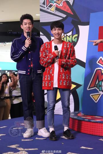 Off Jumpol与Gun Atthaphan合体活动互动甜蜜 亲后颈画面引热议新剧《恋爱传播学》开播