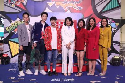 Off Jumpol与Gun Atthaphan合体活动互动甜蜜 亲后颈画面引热议新剧《恋爱传播学》开播