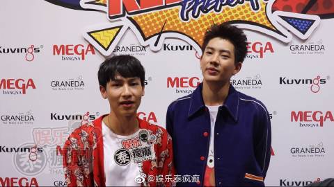 Off Jumpol与Gun Atthaphan合体活动互动甜蜜 亲后颈画面引热议新剧《恋爱传播学》开播