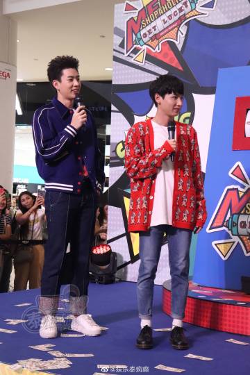 Off Jumpol与Gun Atthaphan合体活动互动甜蜜 亲后颈画面引热议新剧《恋爱传播学》开播