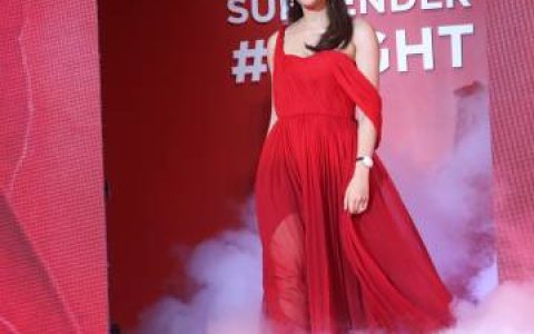 Chompoo戛纳红毯后回泰现身代言活动回应争议 称与John Winyu仅为工作关系不受舆论影响