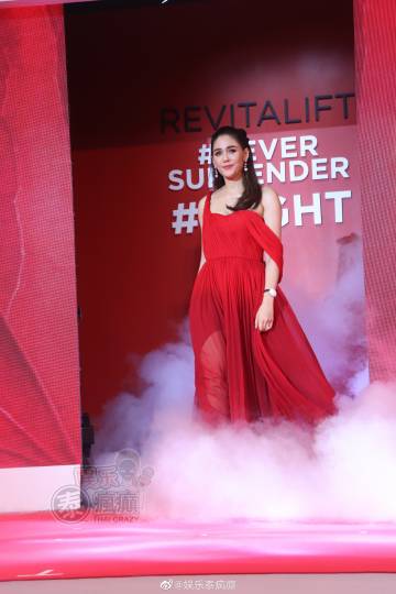 Chompoo戛纳红毯后回泰现身代言活动回应争议 称与John Winyu仅为工作关系不受舆论影响