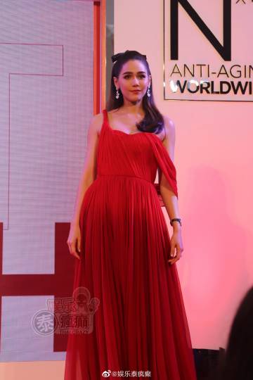 Chompoo戛纳红毯后回泰现身代言活动回应争议 称与John Winyu仅为工作关系不受舆论影响