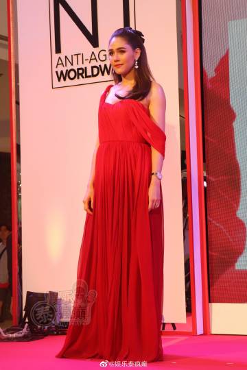 Chompoo戛纳红毯后回泰现身代言活动回应争议 称与John Winyu仅为工作关系不受舆论影响