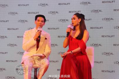 Chompoo戛纳红毯后回泰现身代言活动回应争议 称与John Winyu仅为工作关系不受舆论影响