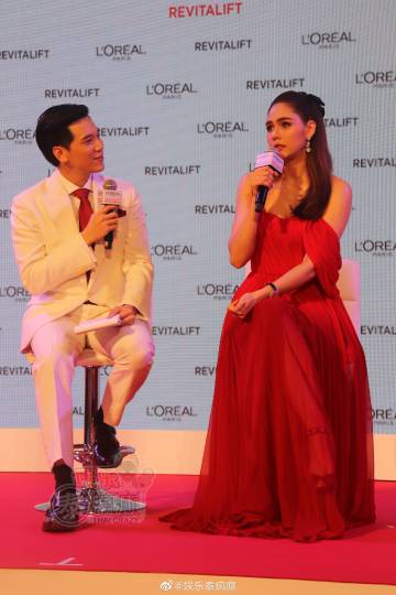 Chompoo戛纳红毯后回泰现身代言活动回应争议 称与John Winyu仅为工作关系不受舆论影响