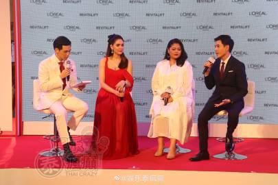 Chompoo戛纳红毯后回泰现身代言活动回应争议 称与John Winyu仅为工作关系不受舆论影响