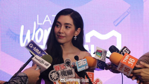 Bella Ranee回应与Weir甜蜜互动称一切如常 海滩性感造型因场合自然展现