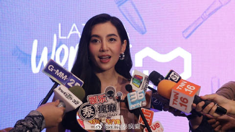 Bella Ranee回应与Weir甜蜜互动称一切如常 海滩性感造型因场合自然展现