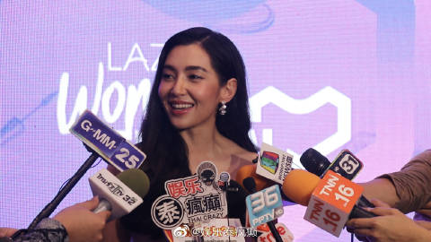 Bella Ranee回应与Weir甜蜜互动称一切如常 海滩性感造型因场合自然展现