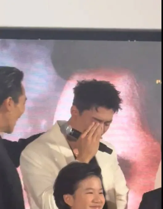 Nine Naphat泪洒收官现场 感谢观众支持