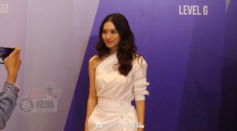 Mew Nittha脚伤未愈穿运动鞋亮相，自曝坐轮椅旅行也很开心