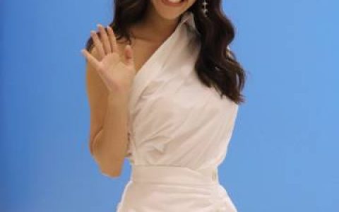 Mew Nittha脚伤未愈穿运动鞋亮相，自曝坐轮椅旅行也很开心