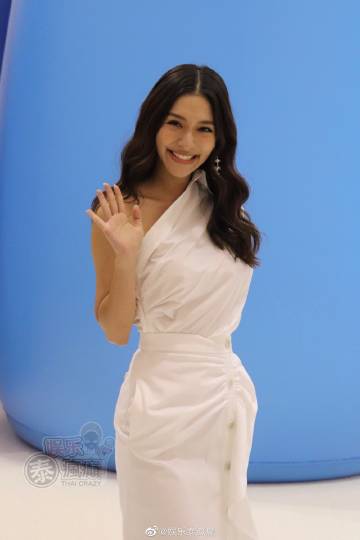 Mew Nittha脚伤未愈穿运动鞋亮相，自曝坐轮椅旅行也很开心