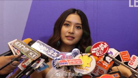 Mew Nittha脚伤未愈穿运动鞋亮相，自曝坐轮椅旅行也很开心