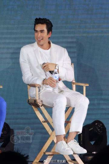 Nadech代言活动回应Yaya生日，亲手制作DIY礼物送惊喜