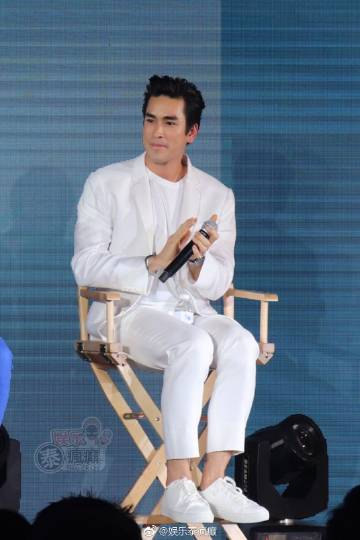 Nadech代言活动回应Yaya生日，亲手制作DIY礼物送惊喜