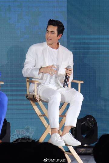 Nadech代言活动回应Yaya生日，亲手制作DIY礼物送惊喜