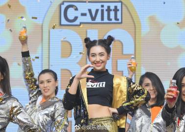 Bella Campen现身代言活动谈健康状况与新合约传闻