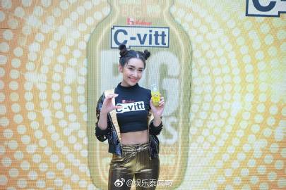 Bella Campen现身代言活动谈健康状况与新合约传闻