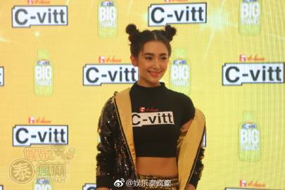 Bella Campen现身代言活动谈健康状况与新合约传闻