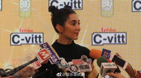 Bella Campen现身代言活动谈健康状况与新合约传闻