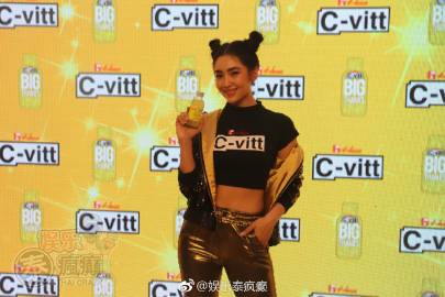 Bella Campen现身代言活动谈健康状况与新合约传闻