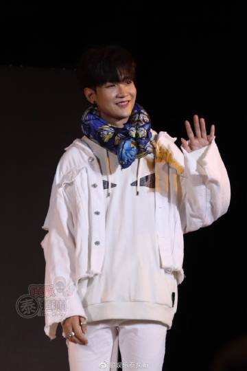 RESTIER新品发布会登场BamBam携SBFIVE同台走秀掀尖叫高潮