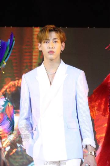 RESTIER新品发布会登场BamBam携SBFIVE同台走秀掀尖叫高潮