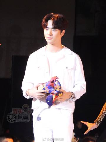 RESTIER新品发布会登场BamBam携SBFIVE同台走秀掀尖叫高潮