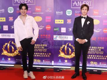 雀巢Nescafé泰国45周年活动登场Pope、Punjan与Proyy等泰星同台助阵 Pope Thanawat, Punjan Prama, Proyy Manasaporn, Linn, Saksit, Ning  由泰国高端寝具品牌@乐睡恬RESTIER 风尚助力的泰国首个世界级时尚盛会#Pop Couture Club#正式落下帷幕。此次盛典邀请了4位知名设计师带来各自极富个性的品牌，包括享誉国际的ASHI STUDIO，泰国设计师品牌MESHMUSEUM, THEATRE和VATANIKA。以2019年乐睡恬RESTIER品牌系列中标志性印花元素为创作灵感，为大家带来最新的高级定制系列作品。#乐睡恬RESTIER#品牌代言人#Chompoo Araya#，品牌挚友#TAEW#及泰国演艺明星，众多时尚达人出席了4天的时尚盛宴，共同见证 #RESTIER IN STYLE#的百变魅力。  Pop Couture Club时尚盛典落幕Chompoo Araya与Taew等亮相助阵RESTIER Chompoo Araya, Taew Natapohn  Pope Thanawat自从《天生一对》大火后，已经成为泰国当红炸子鸡。正所谓人红是非多，关于涨价或追求女生等一些不实谣言四处流窜。Pope表示自己还是自己，没有任何改变，不会留意IG粉丝数，不担心自己是否会过气，纯粹做好演员本质工作。Pope还表示自己其实也不想当黄金单身汉，也想找一个女生照顾，可是漂亮的女生都有男朋友了。并没有通过IG来追求女生，只是随手点赞不代表就要追求。  Pope Thanawat回应爆红后传闻称专注演戏并否认IG追女生说法 Pope Thanawat  这是Mai Davika从时装周回来的第一个公开活动，就被问到了生病状况和出国的感受。Mai表示她已经不敢再憋尿，身体恢复也很好，让大家不用再担心。至于时装周就觉得很有趣，人也很热情，招待的很周到，还见到了许多国际巨星，如果还有下次会努力把握学习的机会。当记者谈到她与Ter关于生日礼物一事，Mai回应只是小礼物称不上惊喜，还说应该要找收礼物的Ter问感受才对。  Mai Davika回应时装周回归状态称已康复并分享海外见闻与生日礼物趣事 Mai Davika  2018泰国头条新闻年度风云人物颁奖典礼正在进行中，红毯星光熠熠，一起来为你支持的艺人打个Call吧。 ​​​  2018泰国头条新闻年度风云人物颁奖礼红毯星光汇聚众星亮相