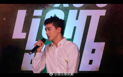 许魏洲Siam Center记者会回归泰国舞台模仿《天生一对》引粉丝尖叫