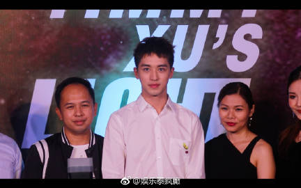 许魏洲Siam Center记者会回归泰国舞台模仿《天生一对》引粉丝尖叫