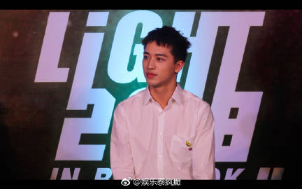 许魏洲Siam Center记者会回归泰国舞台模仿《天生一对》引粉丝尖叫