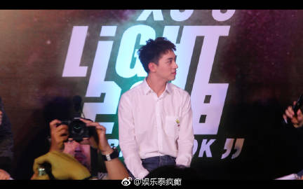 许魏洲Siam Center记者会回归泰国舞台模仿《天生一对》引粉丝尖叫