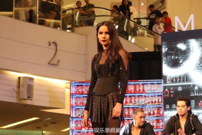 Yaya生日Nadech未现身引关注回应收相机礼物仍称对方是“最佳好友”