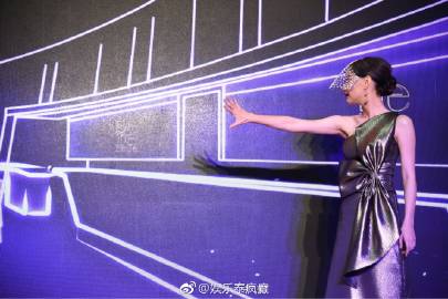 昨日，Push和Toey两位幸福的泰星共同出席了Ais“Serenade Club”开幕活动！