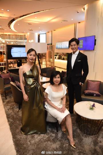 昨日，Push和Toey两位幸福的泰星共同出席了Ais“Serenade Club”开幕活动！