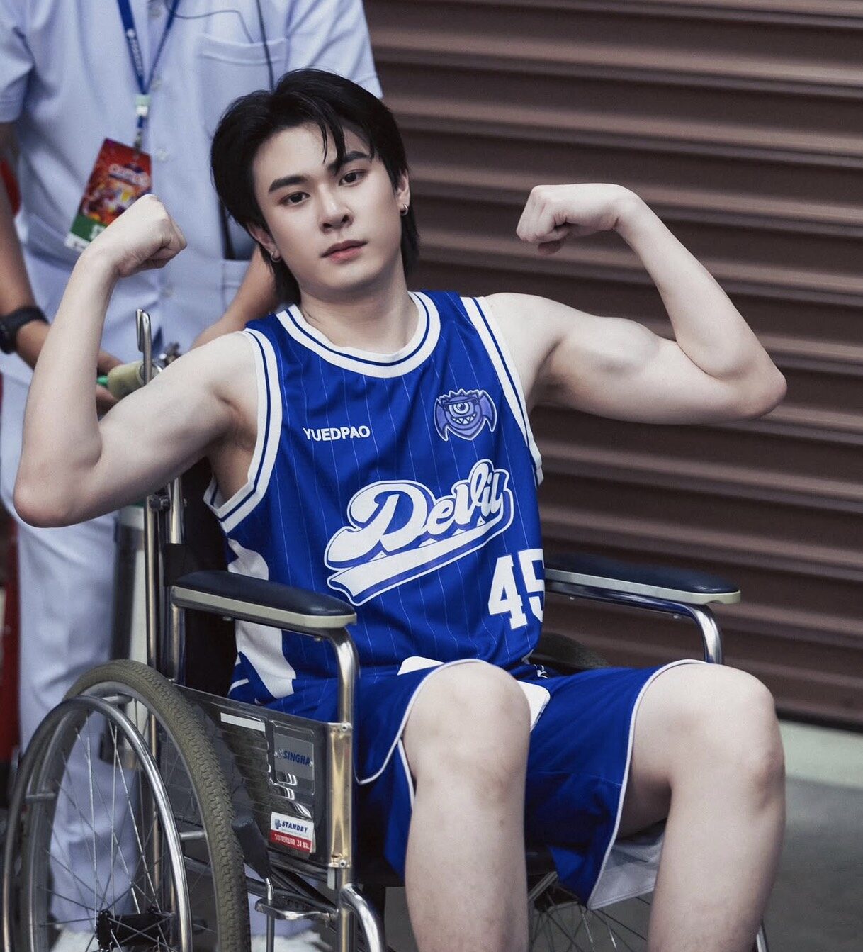 Jackie Jackrin病到坐轮椅吸氧！坚持工作曝新歌即将上线