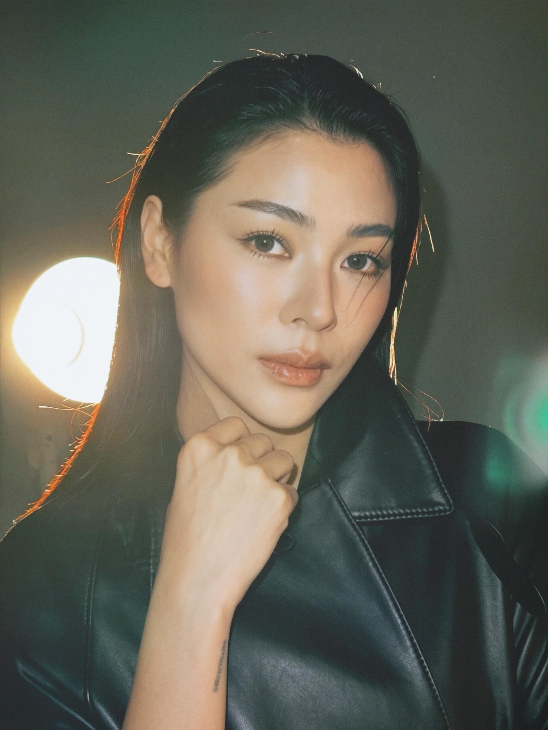 Faye Peraya染新发色!亲曝原因:最近压力太大 想让自己开心一点